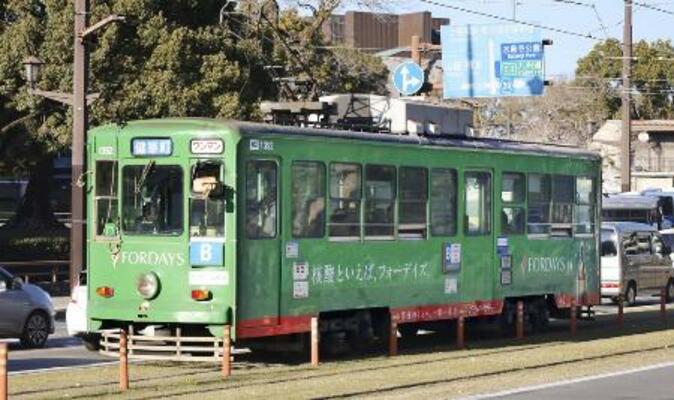 熊本市内を走行する市営の路面電車=2023年1月
