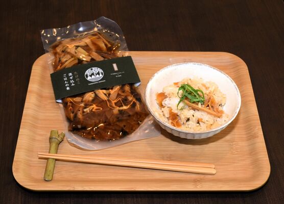 「たけのこ混ぜ込みごはんの素」（左）と盛り付けたご飯