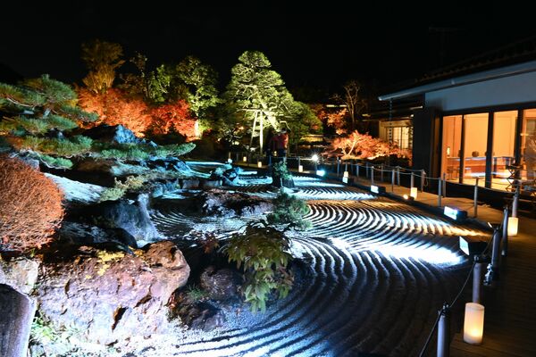 ライトアップされた田村耕一美術館の日本庭園