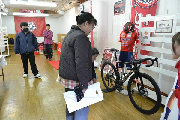会場に展示された自転車。宇都宮ブリッツェンのレースに使われた