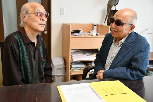 重度障害者の就労支援特別事業を利用する信沢さん（右）＝５月下旬、宇都宮市内