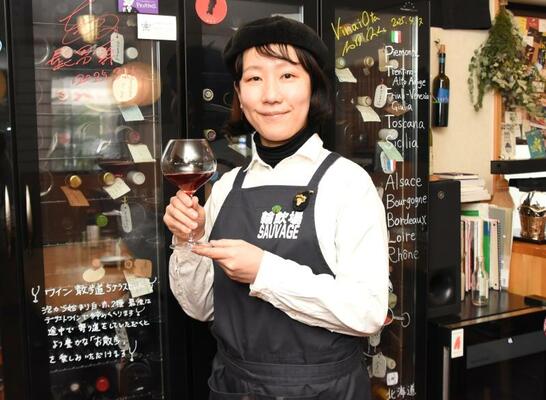 ソムリエ・エクセレンスの試験に合格した遠藤さん。「ワインのファンを増やしたい」と語る