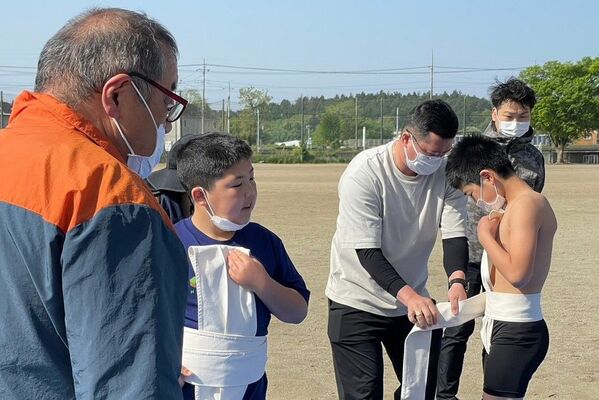 事前練習会で開かれたまわしの締め方講座