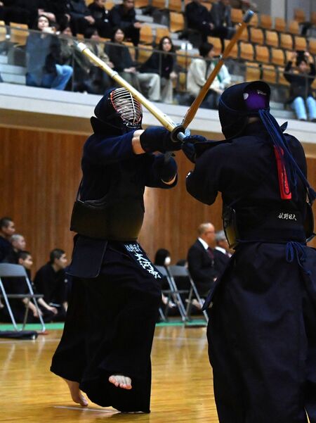 剣道男子個人決勝　佐野日大の大河原（左）が面を決める＝ユウケイ武道館、内藤大地撮影