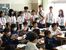 教室の後ろで授業を見学する台湾の生徒