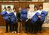 ザックを寄贈した浅井さん（左から３人目）と大田原高山岳部の生徒ら＝１５日午後、大田原市紫塚３丁目