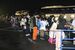 ベリテンライブが中止となり、帰りのシャトルバスで列をつくる来場者＝８日午後７時15分、真岡市下籠谷