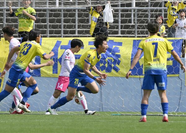 後半７分、栃木ＳＣのＤＦ岩崎（中央）が２点目を挙げ駆け出す＝県グリーンスタジアム、永嶌理絵撮影