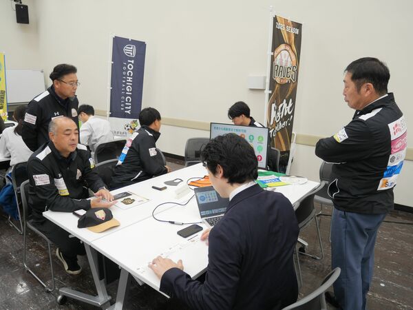 県内プロチームと企業などとの直接相談会＝2025年11月、宇都宮市（県提供）