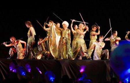 　浜崎あゆみ（中央）のパフォーマンス＝東京都調布市