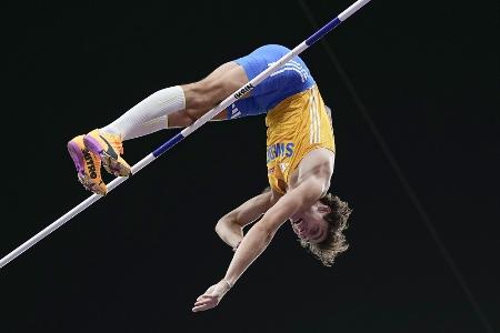男子棒高跳び決勝で6m30の世界新をクリアしたデュプランティス=9月15日午後10時48分、国立競技場