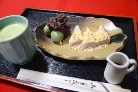 　西新井大師名物の草だんごと、くず餅、緑茶のセット＝東京都足立区