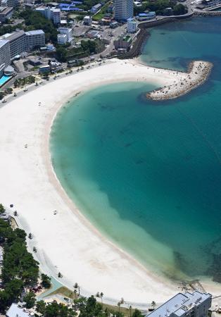 津波警報を受け、海水浴客が避難した和歌山県白浜町の白良浜=7月30日午後(共同通信社ヘリから)