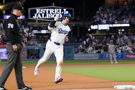 米大リーグ、フィリーズ戦の8回、50号ソロを放ち塁を回るドジャース・大谷翔平。メジャー史上6人目となる2年連続のシーズン50本塁打に到達した=16日、ロサンゼルス(共同)