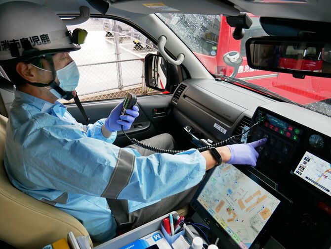 アンプを操作する救急隊員。朝８時から翌朝８時まで泊まり込みで勤務する＝鹿児島市天保山町の鹿児島中央消防署