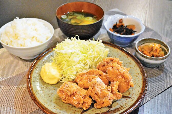 柔らかくジューシーな桜姫鶏を使用。ご飯、みそ汁付きでドリンク1杯サービス