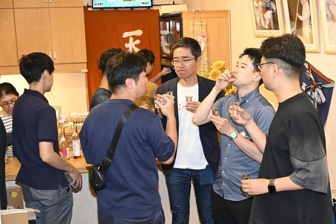 セミナー終了後に天鷹酒造の日本酒を試飲するナスコンバレーの参加者＝７月１２日、大田原市