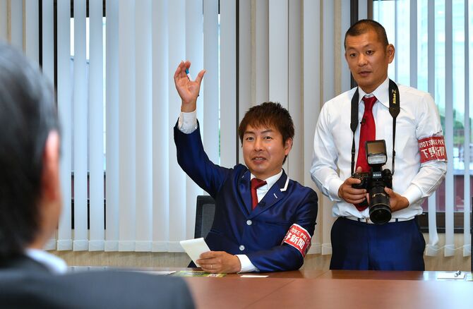 若菜社長(手前)に下野新聞の歴史や魅力についてインタビューするU字工事=5月22日午後3時、下野新聞社本社