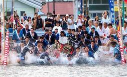 豪快にみこしが海へ、和歌山