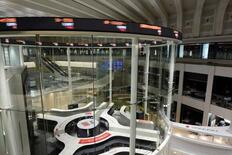 東証、午前終値６万４６８１円