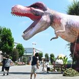 巨大恐竜の口から “ミスト”　佐野アウトレットでイベント　暑い夏も涼し…
