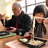 廊下に行列、お目当ては新そば　大田原・旧須賀川小でまつり