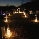 幻想的に浮かぶ「ヨシ灯り」　栃木でクリスマスマルシェ