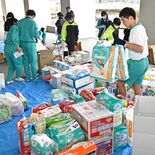 鹿沼・粟野中生が物資を仕分け　能登半島地震支援　トラックが石川県に出発