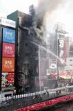 窓から噴き出す炎、黒煙