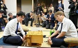 伊藤二冠、藤井王位に挑戦