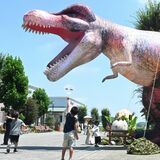 巨大恐竜の口から “ミスト”　佐野アウトレットでイベント　暑い夏も涼しく買い物