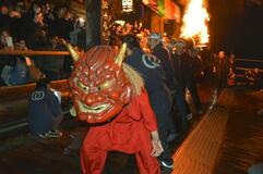 長谷寺の火祭り だだおしに歓声