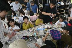 親子で紙飛行機作り挑戦