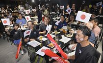 パリオリンピック男子トライアスロン　ニナー選手に熱い声援