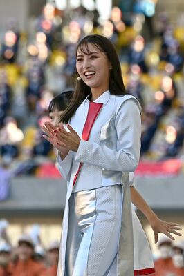 式典演技でナビゲーターを務めた石川恋さん＝１日午後３時45分