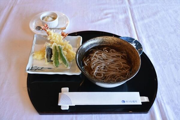 菅井八段が２日目の昼食に選んだ天ぷら付きの温かい手打ちそば