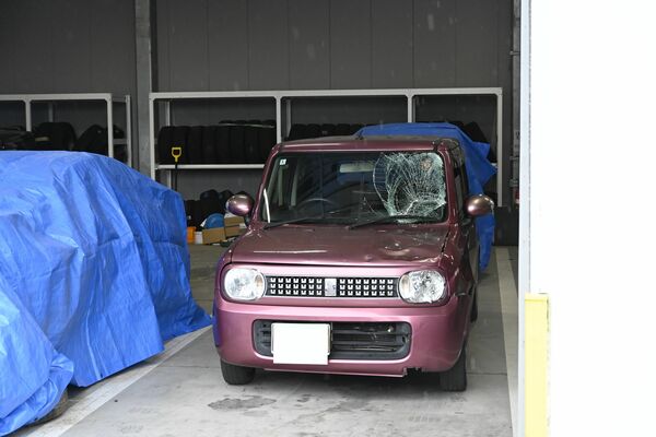 自転車と衝突した軽乗用車＝１日午後２時15分、宇都宮東署