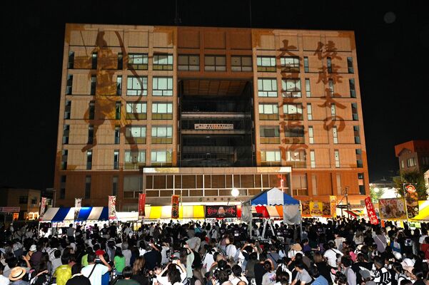 佐野市役所の壁面に映し出された藤原秀郷を題材にしたプロジェクションマッピング＝16日午後７時５分、佐野市高砂町