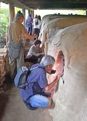 大登り窯の現状を調べる陶芸家ら