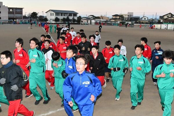 寒稽古で校庭を走る生徒たち