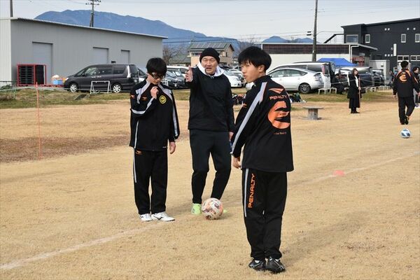 選手たちに指導する秋田さん（中央）