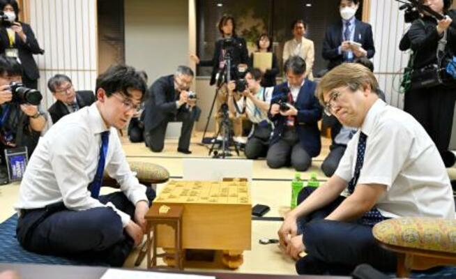 　将棋の第６７期王位戦挑戦者決定戦で羽生善治九段（右）に勝利し、対局を振り返る伊藤匠二冠＝２８日夜、東京都渋谷区の将棋会館