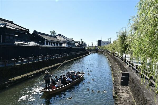 蔵が建ち並ぶ巴波川沿いの景観