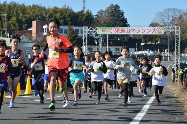 初冬の那須烏山路を駆けるランナーたち＝2023年12月3日