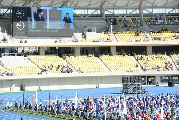 秋篠宮さまのお言葉に耳を傾ける選手たち＝29日午前10時45分、カンセキスタジアムとちぎ