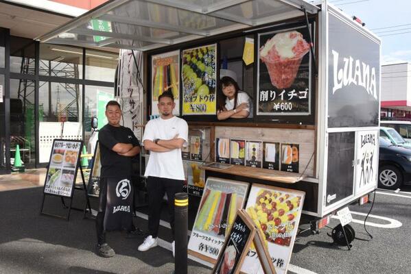 ＬＵＡＮＡを営む（左から）糸賀さん、竹村さんと母さおりさん