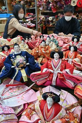 作業場に並んだ色とりどりのひな人形＝24日午前10時50分、佐野市久保町