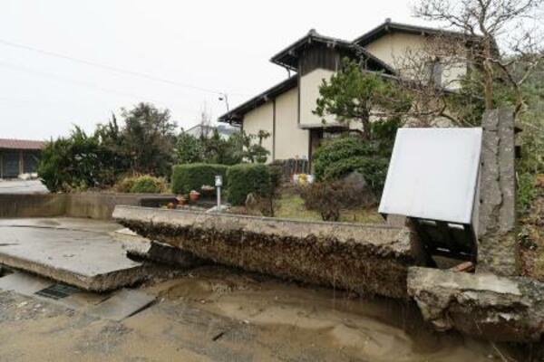 能登半島地震による液状化で隆起した石川県内灘町の道=2024年1月