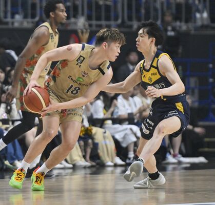 勝敗の鍵を握るブレックスの小川（右）と白鴎大出身で琉球の脇＝24日のＣＳ決勝第１戦から、横浜アリーナ