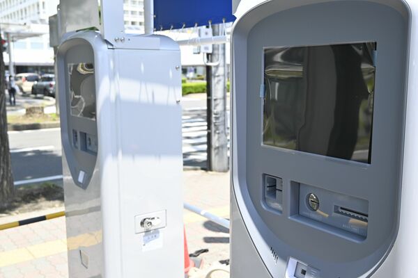 新紙幣に対応した獨協医大病院駐車場の料金精算機＝６月下旬、壬生町北小林